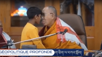 Le dalaï lama embrasse un jeune garçon