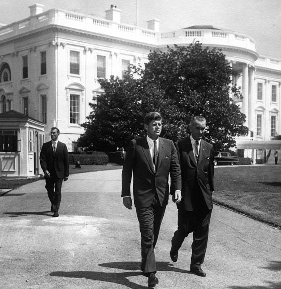 Le président Kennedy et Johnson, alors vice-président, quittant la Maison Blanche pour une cérémonie en août 1961.